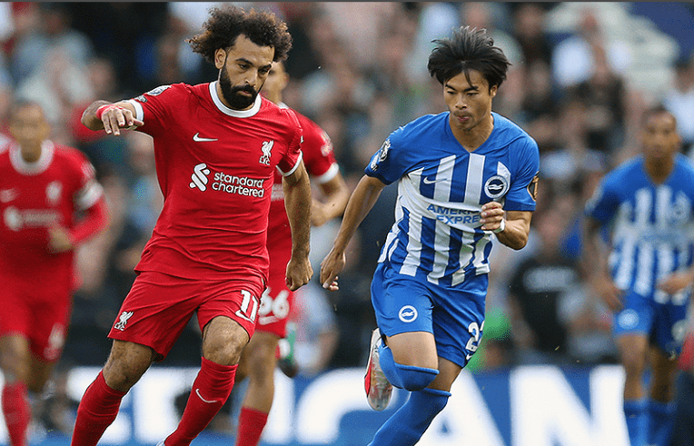 体育彩票-詹姆斯带妻子现身骑士主场观战